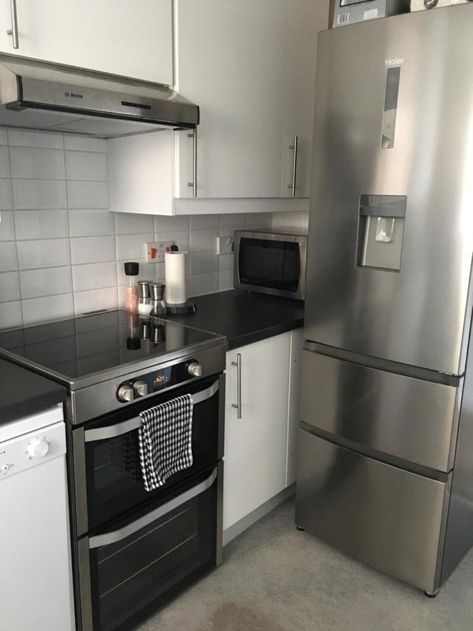 Comfortable Rooms With Live In Host, Walking Distance To The High St & More Γκλάστονμπερι Εξωτερικό φωτογραφία