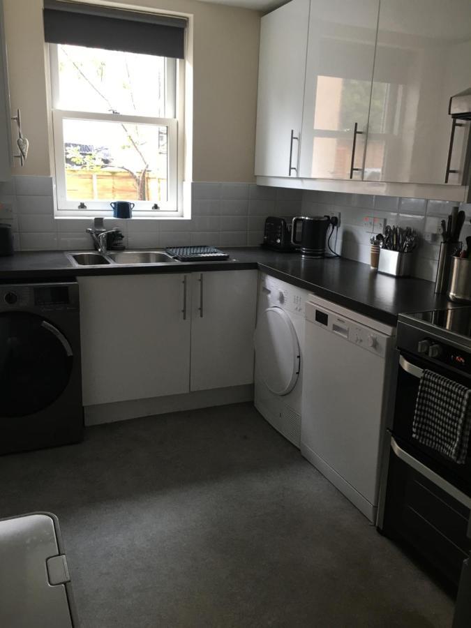Comfortable Rooms With Live In Host, Walking Distance To The High St & More Γκλάστονμπερι Εξωτερικό φωτογραφία
