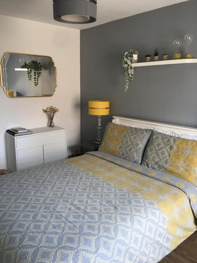 Comfortable Rooms With Live In Host, Walking Distance To The High St & More Γκλάστονμπερι Εξωτερικό φωτογραφία
